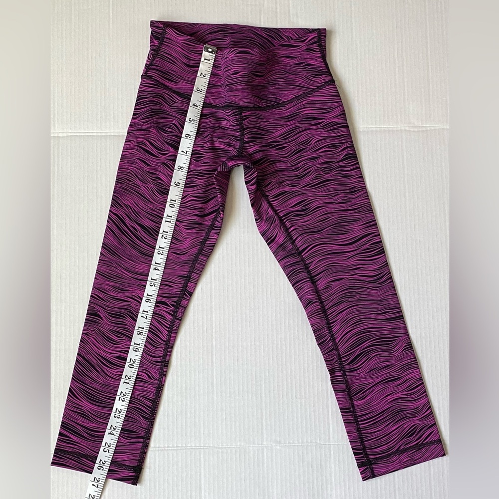 Lululemon Women cropped leggings in a size 4. Pink and black color.